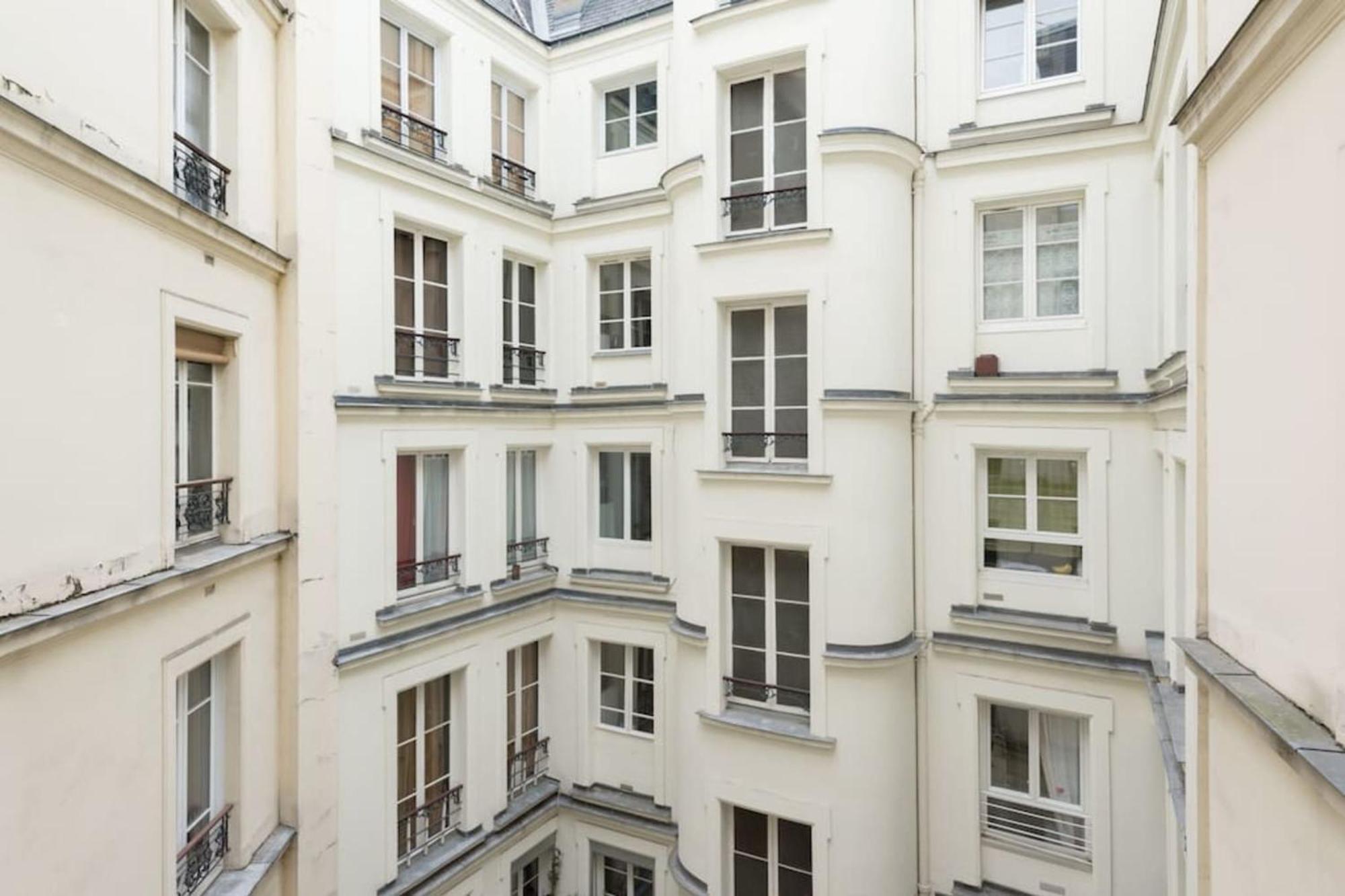Bright Of 41m2 In The 10th -paris *